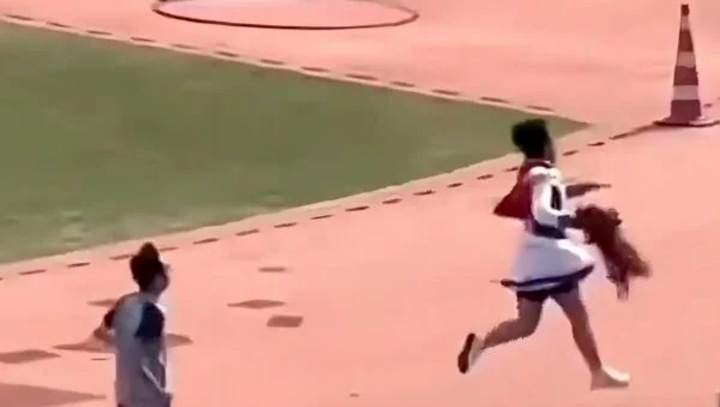 Đội tóc giả, mặc váy thi chạy, nam sinh thắng tuyệt đối nhưng cái kết không ngờ