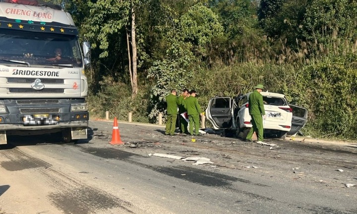 Hiện trường vụ tai nạn giao thông ở Lạng Sơn: Ô tô 7 chỗ va chạm xe tải, 4 người tử vong