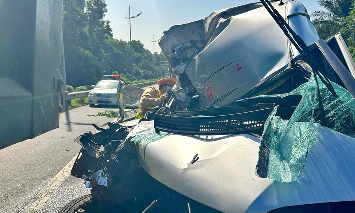 Hiện trường vụ tai nạn liên hoàn giữa 3 ô tô, một phụ nữ mắc kẹt trên xe khách