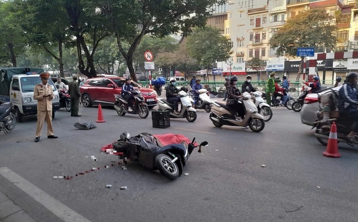 Hiện trường vụ tai nạn ở Hà Nội, nữ sinh viên đi xe máy tử vong thương tâm