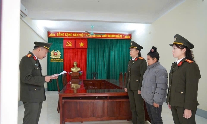 Khởi tố đối tượng bán hàng chục giấy phép lái xe mô tô giả cho người không biết chữ