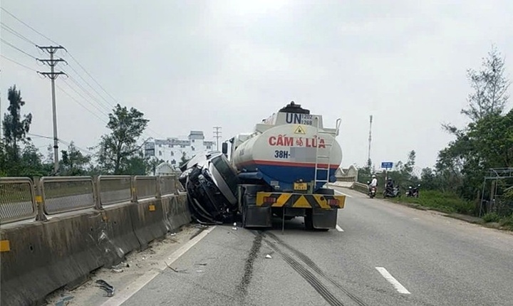 Tin tức tai nạn giao thông mới nhất ngày 27/11: Va chạm với xe bồn chở xăng dầu, ô tô con hư hỏng nặng