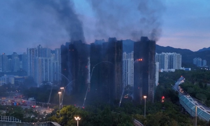 Clip: Lửa vẫn cháy âm ỉ tại khu chung cư ở Hong Kong (Trung Quốc) sau hơn 16 tiếng bùng phát