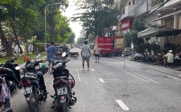 Công an làm việc với 4 người đàn ông giăng lưới đánh cầu lông trên đường ở TP.HCM