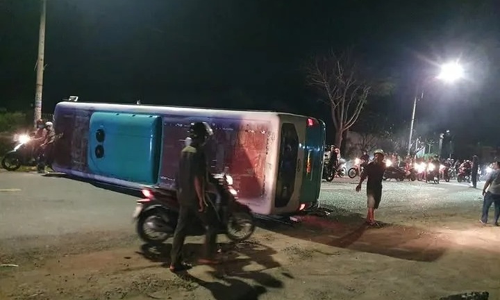 Điều tra nguyên nhân vụ lật xe chở công nhân ở Tây Ninh, hơn 10 người nhập viện