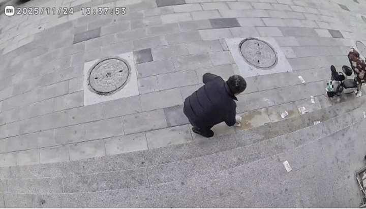 Gió lớn thổi bay 4 cọc tiền gần 200 triệu đồng, khổ chủ chết lặng giữa phố