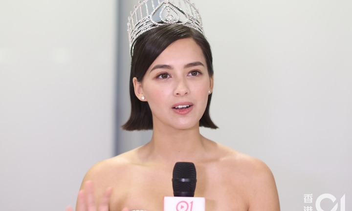 Hoa hậu Tạ Gia Di khóc tìm bà trong thảm họa cháy chung cư ở Hong Kong (Trung Quốc)