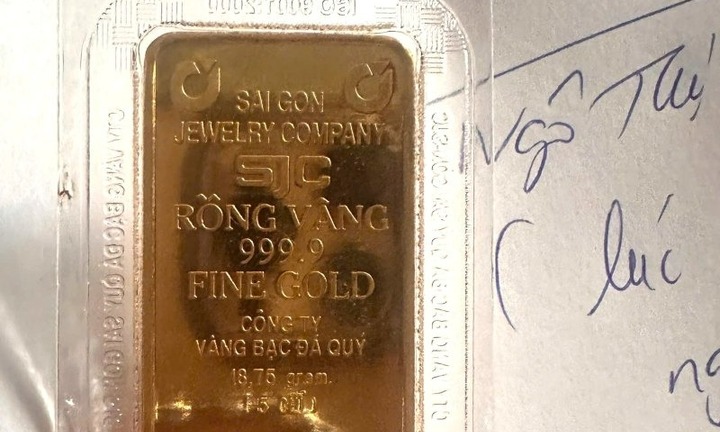 Nam sinh viên phát hiện 5 chỉ vàng trong quần áo cũ ủng hộ vùng lũ