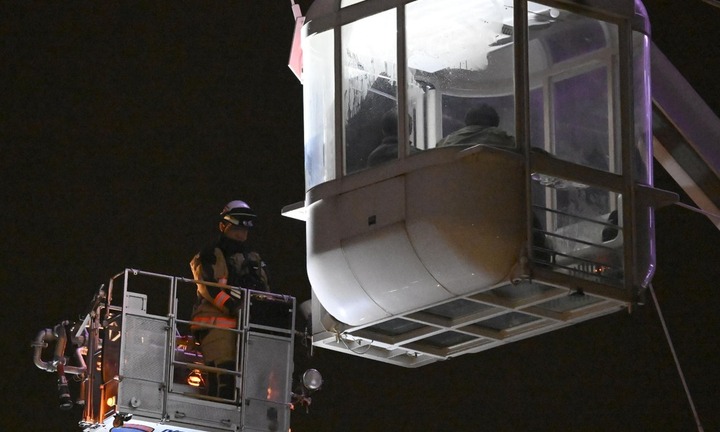 Sét đánh khiến 20 hành khách bị treo lơ lửng trên vòng đu quay suốt 9 giờ