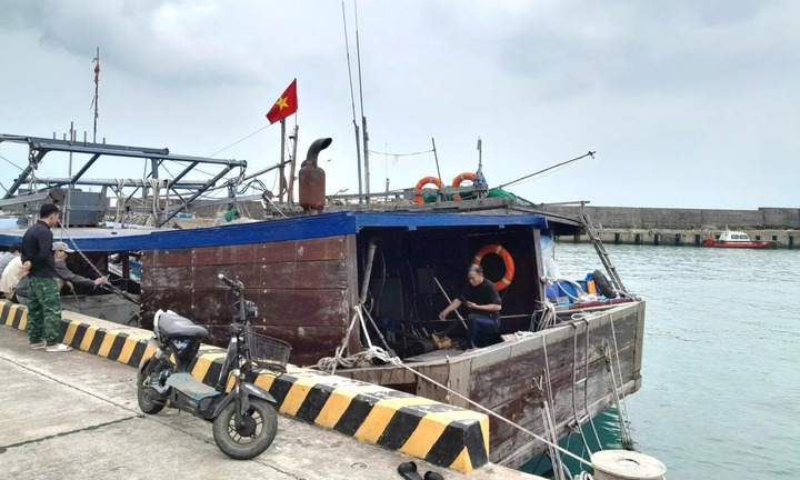 Tàu gỗ không người mang chữ nước ngoài trôi dạt gần đảo Cồn Cỏ