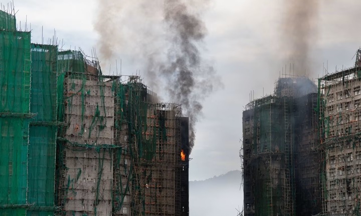 Thảm kịch cháy chung cư ở Hong Kong (Trung Quốc): Lửa vẫn âm ỉ sau 24 giờ