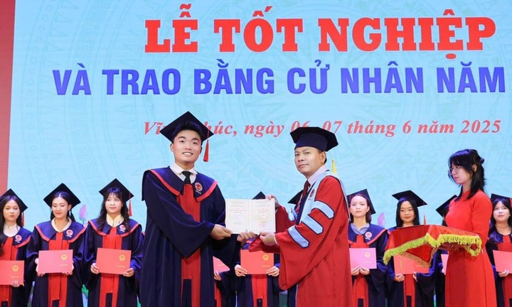 Từ cậu học trò nghèo đi bốc vác đến Thủ khoa xuất sắc 