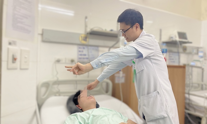Đau đầu 1 tuần, thanh niên 19 tuổi phải hút huyết khối tĩnh mạch não hiếm gặp