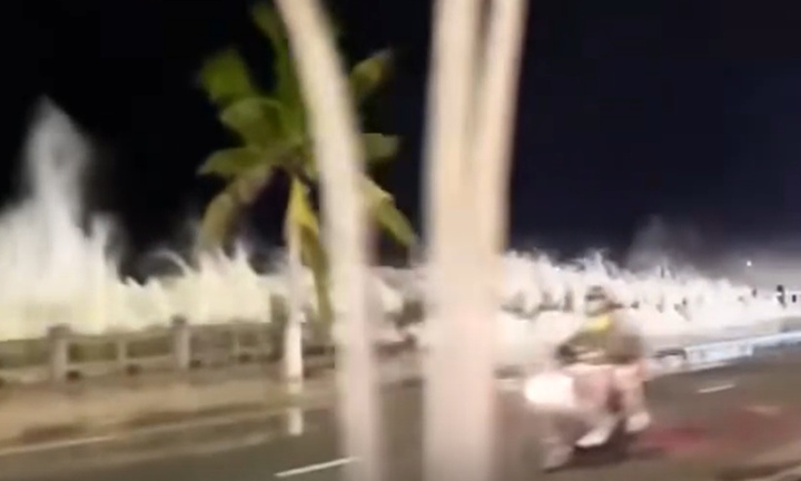 Clip: Ảnh hưởng của bão Koto, xuất hiện sóng biển cao hơn 5m ở Nha Trang