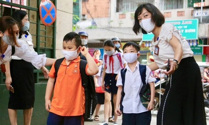 Hà Nội chốt thu 12.000 đồng/giờ đón con muộn hoặc gửi sớm: Phụ huynh vừa yên tâm vừa đỡ áy náy 