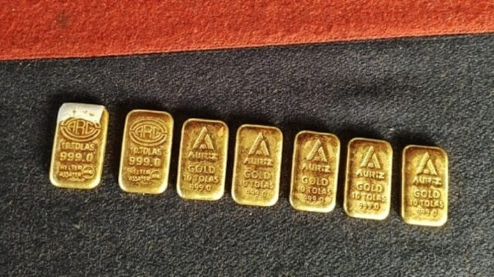 Thấy lốp xe đạp phình to bất thường, kiểm tra phát hiện 7 thỏi vàng trị giá 3 tỷ