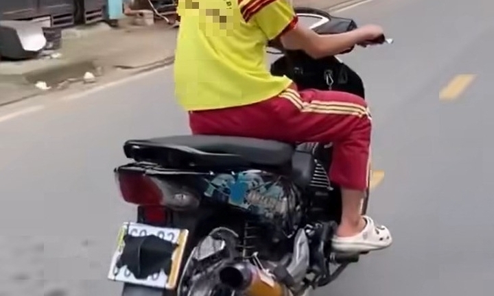 Xác minh clip thiếu niên mặc đồng phục học sinh chạy xe máy nghi độ, dùng khẩu trang che biển số ở TP.HCM
