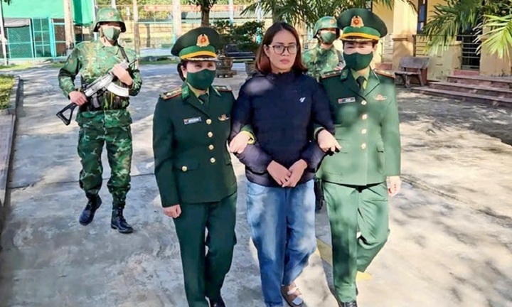 Bắt Hoàng Thị Thuần- đối tượng giấu vàng trong tất khi qua biên giới