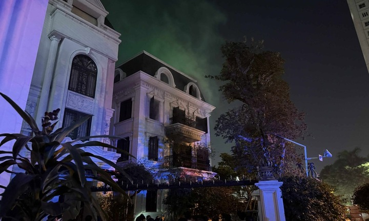 Cháy biệt thự ở Hà Nội, khói bốc nghi ngút