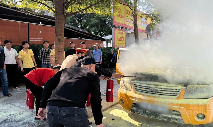 Hà Nội: Ô tô bất ngờ phát hỏa, CSGT và người dân kịp thời hỗ trợ dập tắt