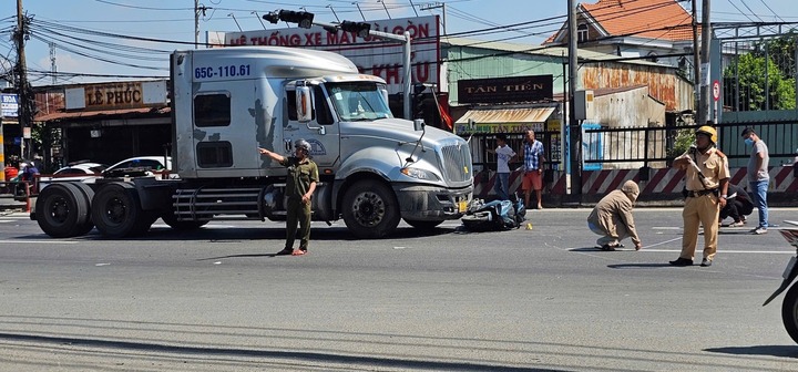 Hiện trường vụ xe đầu kéo cuốn xe máy vào gầm, một người tử vong ở TP.HCM