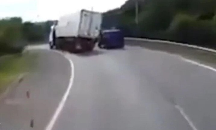 Clip: Xe tải lật nghiêng tại khúc cua, đè xe con biến dạng và cái kết không thể ngờ