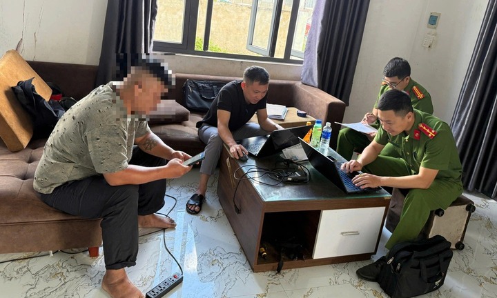 Phẫn nộ lời khai của người bố xích con gái trong căn phòng bẩn thỉu 