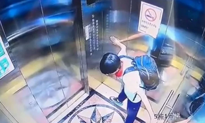 Clip: Bé trai 11 tuổi phản xạ nhanh như chớp, tự cứu chính mình khi thang máy bất ngờ rơi tự do