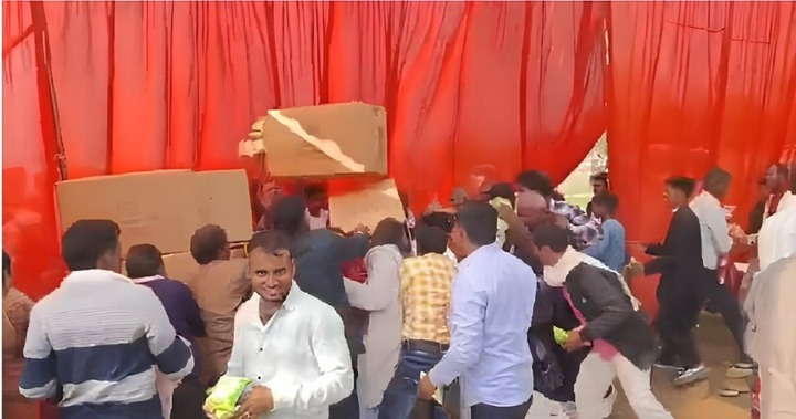 Hỗn loạn tại đám cưới tập thể, chú rể bỏ mặc cô dâu để...tranh cướp đồ ăn