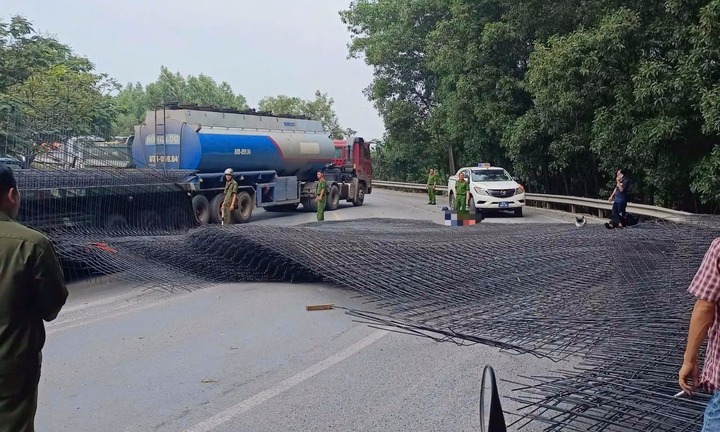 Hiện trường vụ hàng trăm lưới thép rơi từ xe đầu kéo, trúng đôi nam nữ đi xe máy