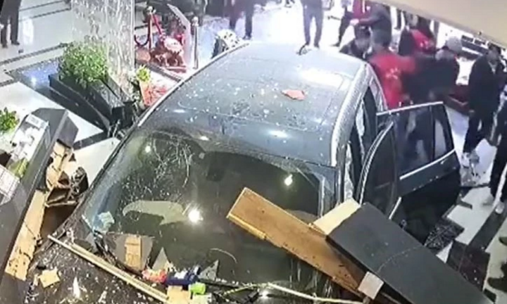 Clip: Ô tô mất lái lao thẳng vào sảnh nhà hàng hải sản, tông sập quầy lễ tân