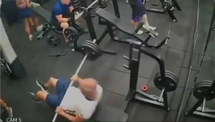 Clip: Camera ghi lại khoảnh khắc người đàn ông 55 tuổi thiệt mạng sau sự cố rơi tạ vào ngực