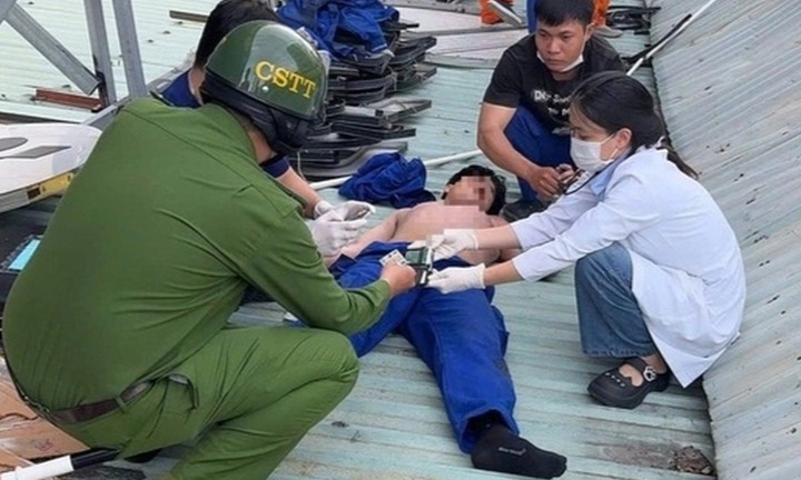 Công an TP.HCM kịp thời cứu nam công nhân bị điện giật khi thi công trên mái nhà
