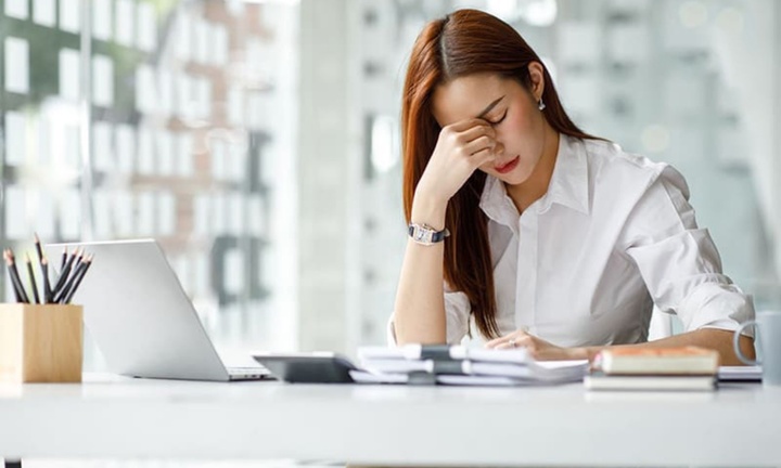 Ngủ trưa gục bàn, tỉnh dậy thấy “nặng đầu”: Lý do ai cũng nên biết