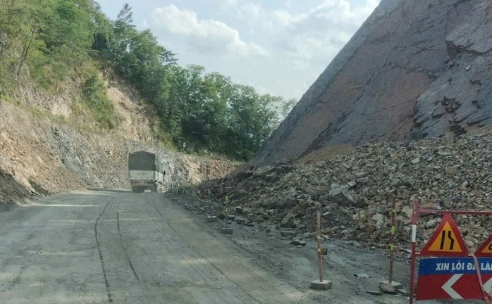 Vụ du khách tử vong nghi do đá rơi từ xe thi công: Trích xuất camera để điều tra