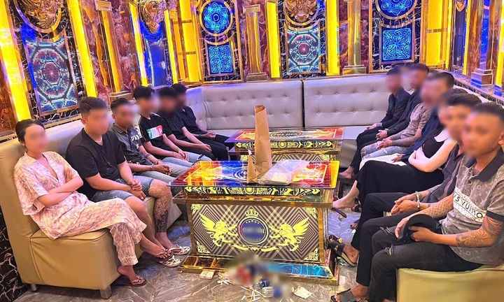 Công an đột kích quán karaoke ở Cần Thơ, lật tẩy