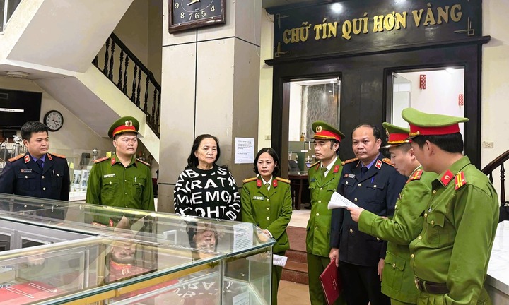 Khởi tố, bắt tạm giam vợ chồng chủ tiệm vàng nổi tiếng ở Thanh Hóa