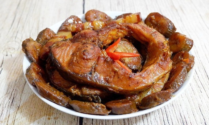 Vì sao cá kho ngon hơn khi nấu hai lửa?