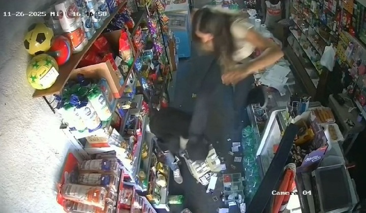 Clip: Nữ nhân viên tung cú đá 