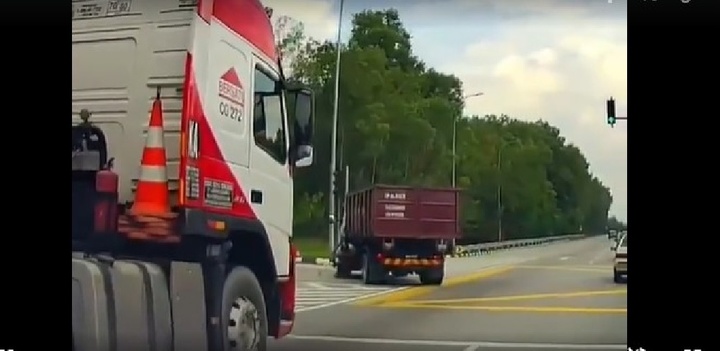 Clip: Xe máy đâm thẳng xe ben rẽ ẩu, hai vợ chồng thương vong