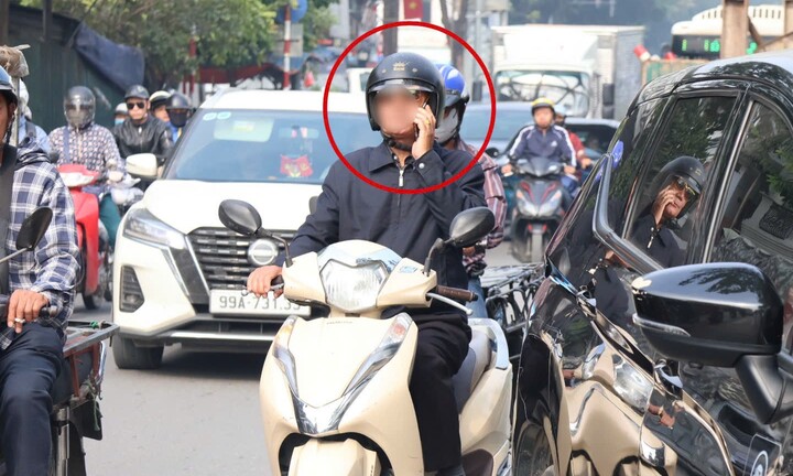 Hà Nội: CSGT xử phạt hàng loạt trường hợp che, dán biển số và sử dụng điện thoại khi điều khiển phương tiện