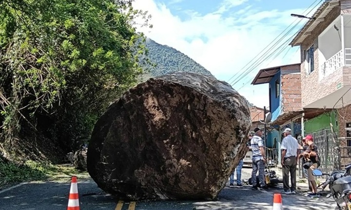 Khoảnh khắc kinh hoàng: Người đàn ông thoát chết trong gang tấc khi tảng đá khổng lồ rơi xuống đường