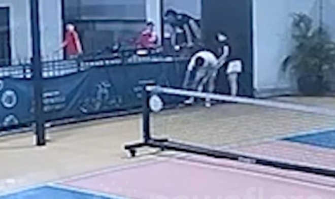 Clip: Cố nhặt bóng pickleball, người đàn ông rơi xuống đất tử vong thương tâm