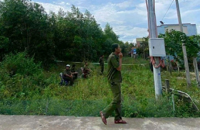 Phát hiện người đàn ông tử vong với nhiều vết thương trước sân nhà, công an vào cuộc điều tra