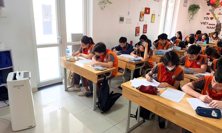 Phụ huynh mang máy lọc đến lớp, trường học 