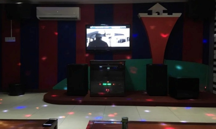 Si mê nữ nhân viên quán karaoke nhưng bị lạnh nhạt, người đàn ông làm điều không tưởng