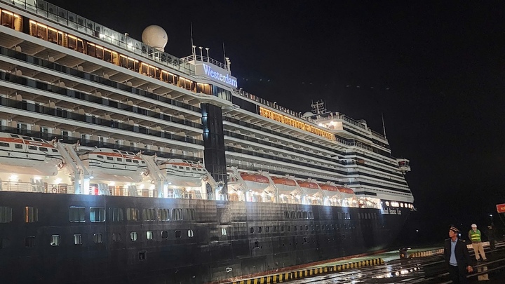 Xuyên đêm cứu nạn hành khách trên siêu du thuyền quốc tế