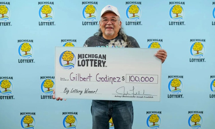 Dùng tiền lẻ trúng vé cào để mua thêm vé mới, người đàn ông