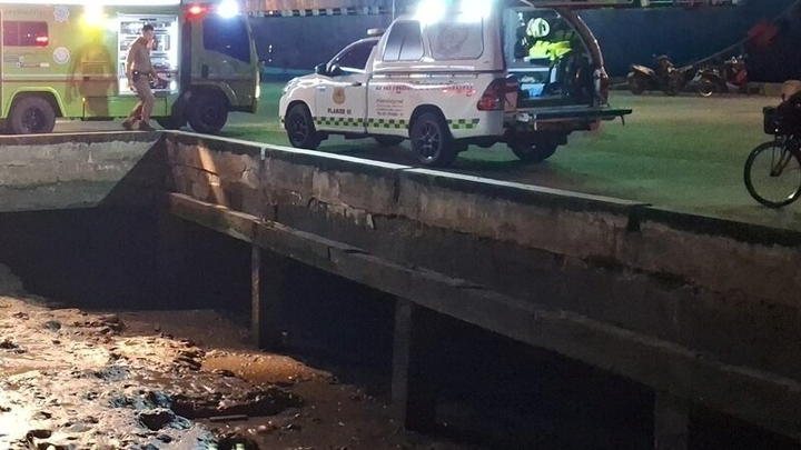 Phát hiện thi thể người đàn ông dưới chân cầu ở Thái Lan, lưng và cánh tay phải xăm nhiều ký tự
