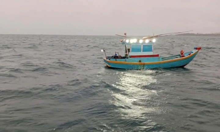 Tá hỏa phát hiện người đàn ông tử vong trên thuyền trôi tự do ở biển Phú Quý